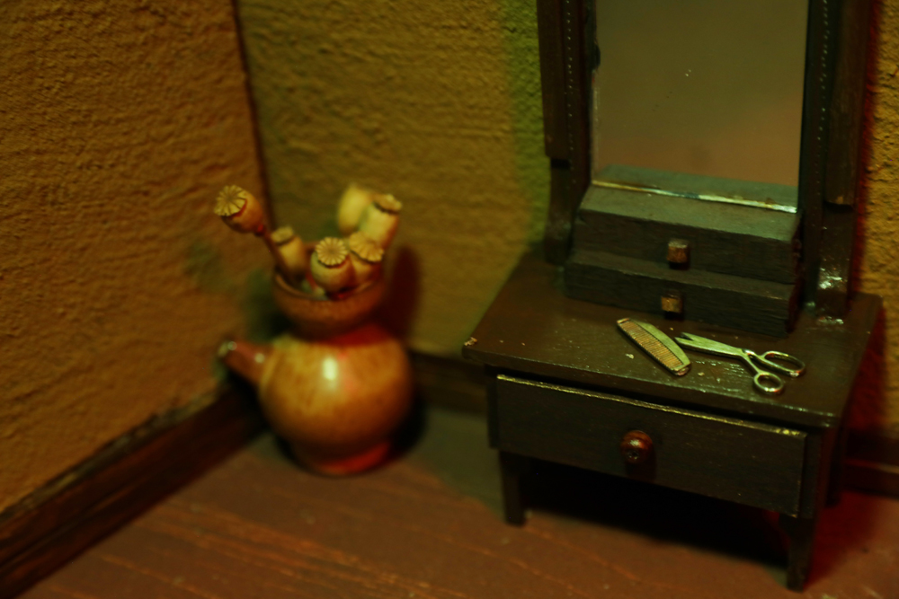 Miniatur Requisiten für Stop Motion Kurzfilm - Schere, Kamm, Anrichte und Blumentopf