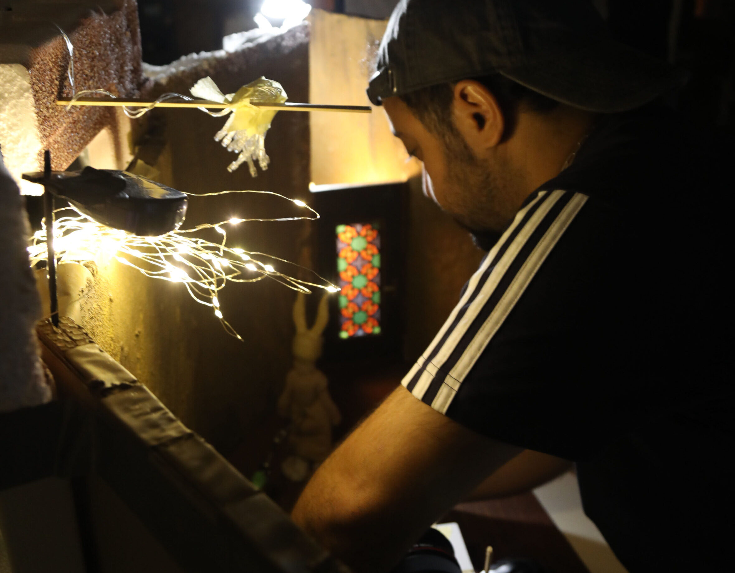 Direktor mit Kamera animiert eine Puppe in einem Stop Motion Set