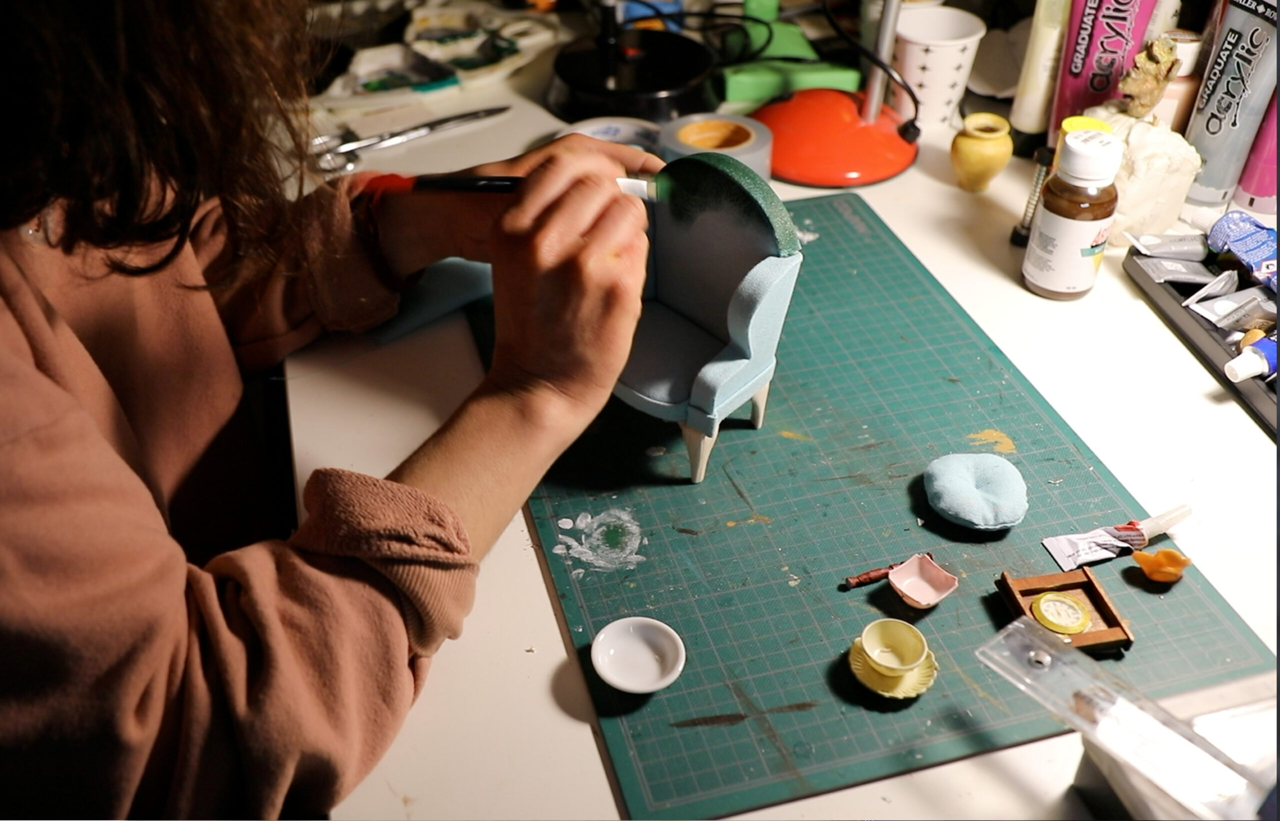 Bemalung eines Miniatur-Sessels für den Stop Motion Kurzfilm Mr. Rabbit's Doll