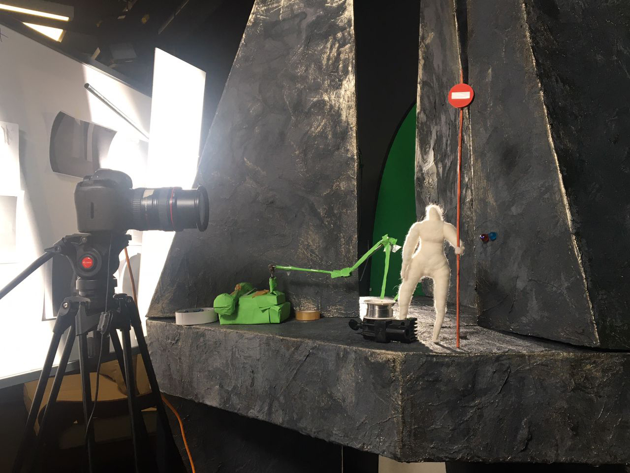 Studioaufnahme mit Kamera, Greenscreen und Set für Neverland, eine Animation von Arvin Medghalchi von Wonder Rabbit Stduio. Wir sehen die Filzpuppe in Aktion.