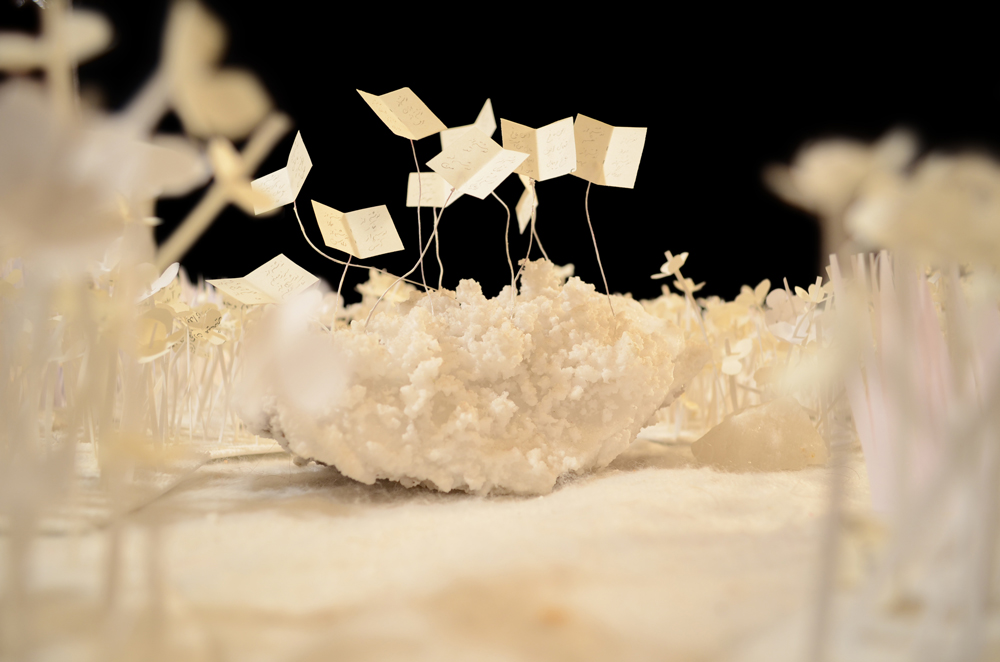 Einblick in das Set Design von Kitchen Dreams, das detailliert mit weißem Papier gestaltet wurde.