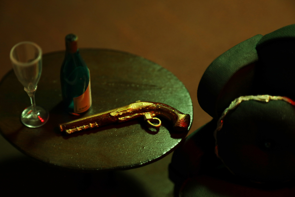 Miniatur Weinflasche, Glas und Pistole für den animierten Stop Motion Kurzfilm Mr. Rabbit's Doll